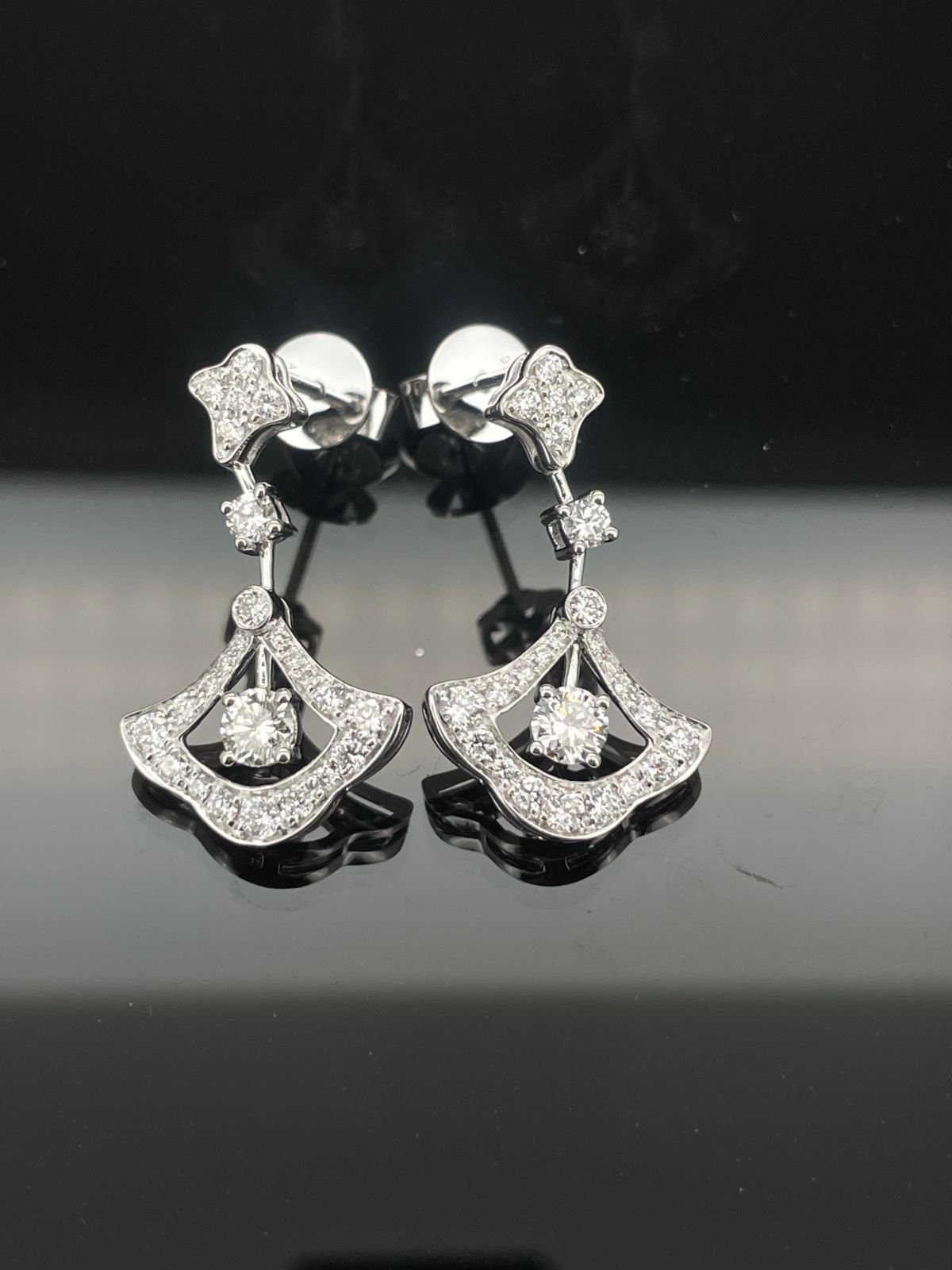 customizable round cut diamond earrings, luxurious women's earrings, are popular 18k gold luxury style diamond earrings customizable round cut diamond earrings, luxurious women's earrings, are popular 18k gold luxury style diamond earrings