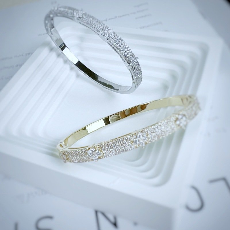 zircon flower bracelet with a sense of design exudes a high end and elegant charm. it is exquisite, fashionable and versatile zircon flower bracelet with a sense of design exudes a high end and elegant charm. it is exquisite, fashionable and versatile