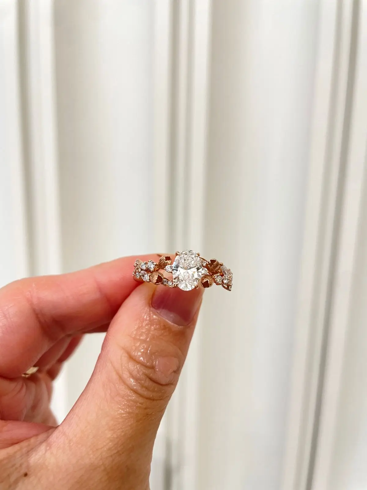 customizable igi certified 1ct vvs white d oval cut 14k/18k gold engagement ring, an elegant diamond ring customizable igi certified 1ct vvs white d oval cut 14k/18k gold engagement ring, an elegant diamond ring