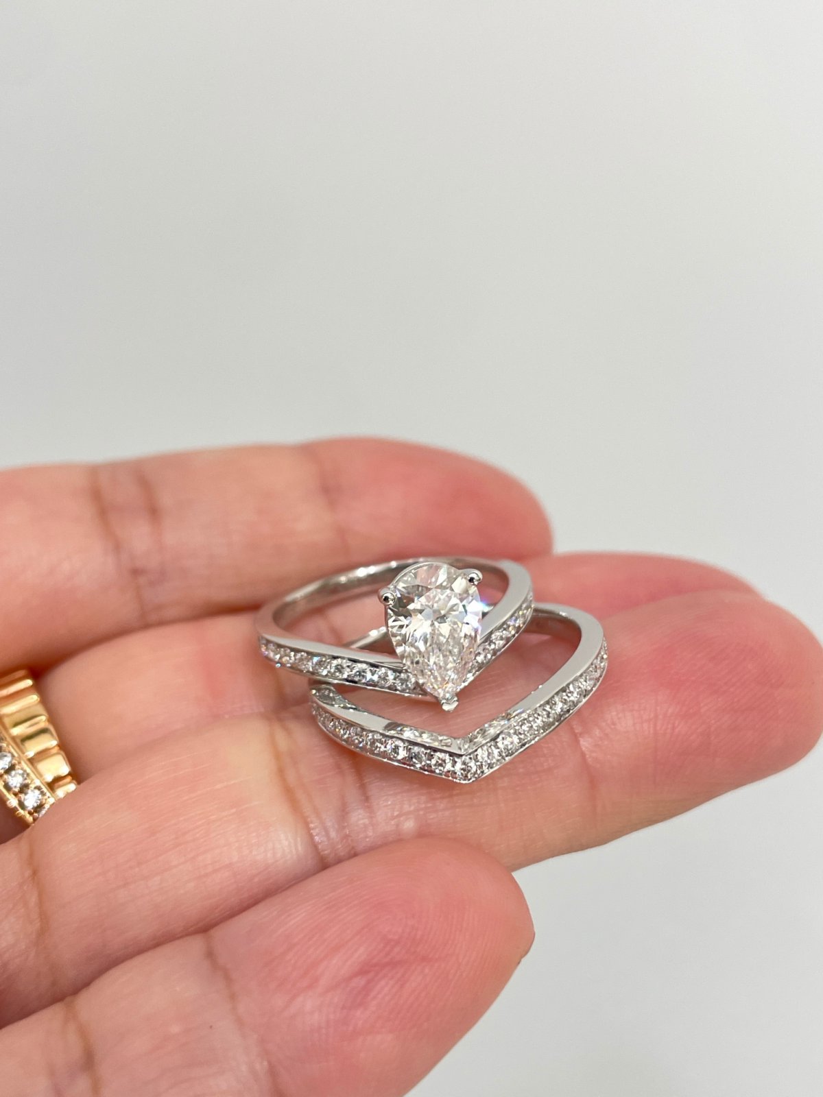 customizable 18k gold diamond rings, pear shaped cut diamond rings, vs/vvs classic diamond ring sets, suitable as wedding gifts customizable 18k gold diamond rings, pear shaped cut diamond rings, vs/vvs classic diamond ring sets, suitable as wedding gifts