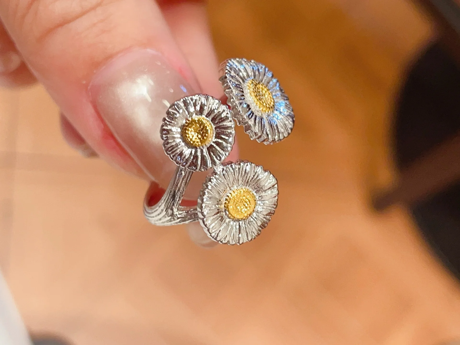 18k gold plated gold ring, chrysanthemum shaped hip hop ring, s925 silver ring, zirconium ring. suitable as gifts between lovers 18k gold plated gold ring, chrysanthemum shaped hip hop ring, s925 silver ring, zirconium ring. suitable as gifts between lovers