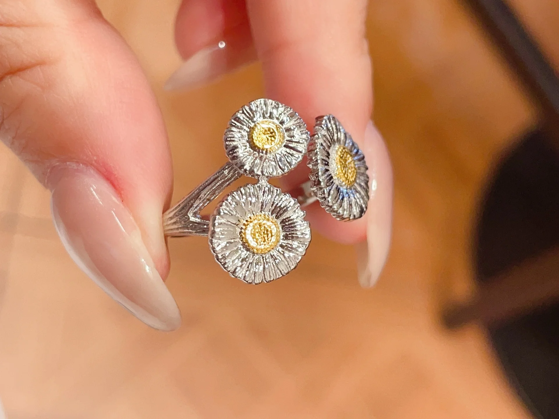18k gold plated gold ring, chrysanthemum shaped hip hop ring, s925 silver ring, zirconium ring. suitable as gifts between lovers 18k gold plated gold ring, chrysanthemum shaped hip hop ring, s925 silver ring, zirconium ring. suitable as gifts between lovers