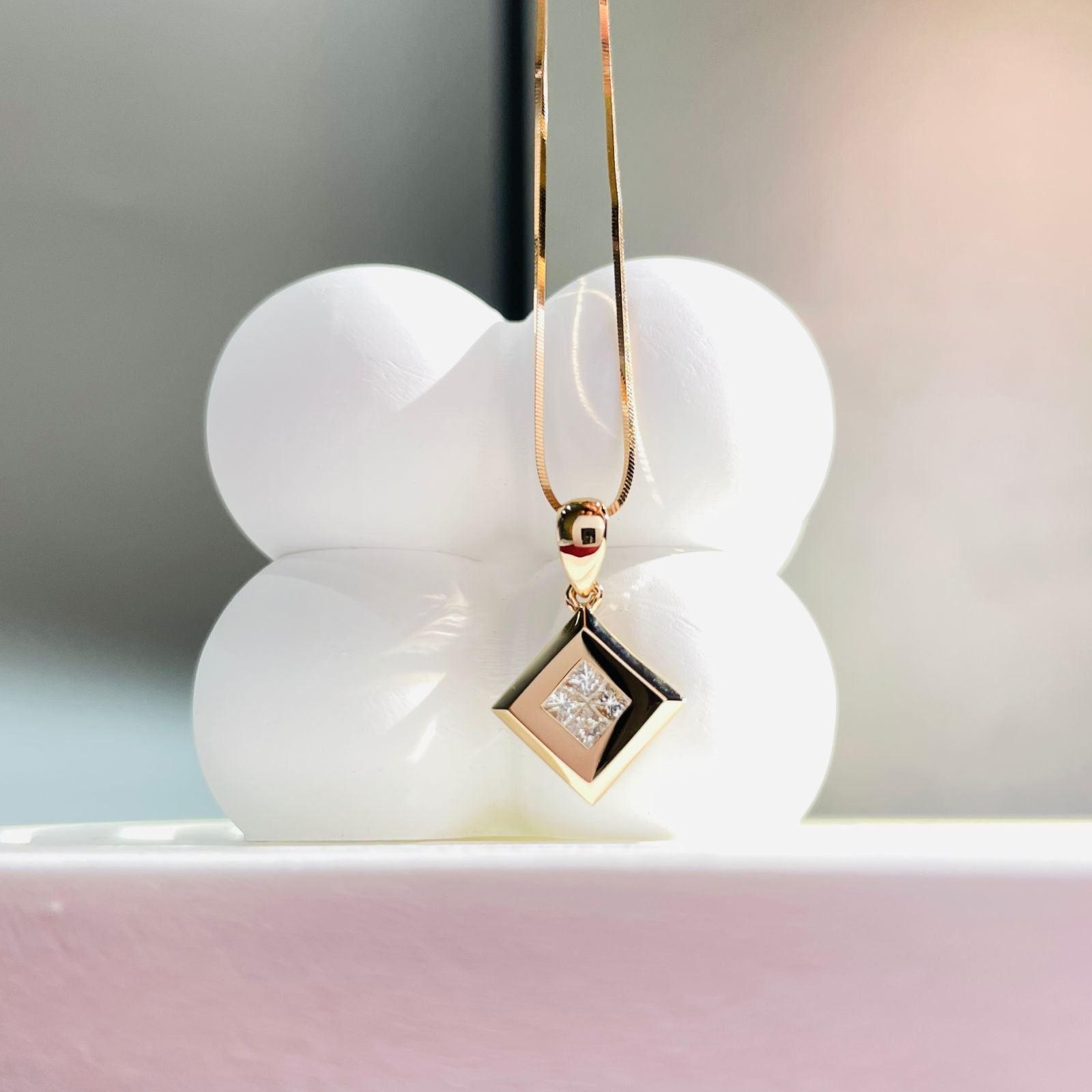 customizable 18k gold necklace pendant, the latest designed diamond pendant, suitable as a valentine's day gift customizable 18k gold necklace pendant, the latest designed diamond pendant, suitable as a valentine's day gift