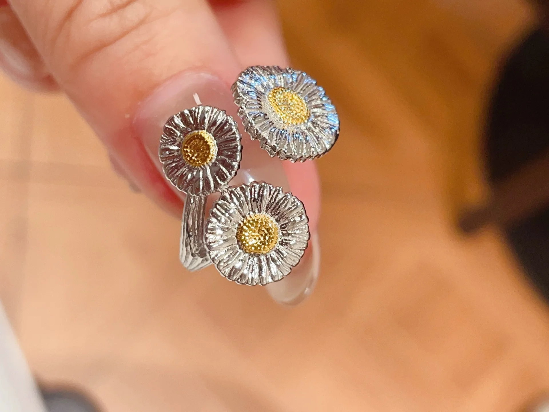 18k gold plated gold ring, chrysanthemum shaped hip hop ring, s925 silver ring, zirconium ring. suitable as gifts between lovers 18k gold plated gold ring, chrysanthemum shaped hip hop ring, s925 silver ring, zirconium ring. suitable as gifts between lovers