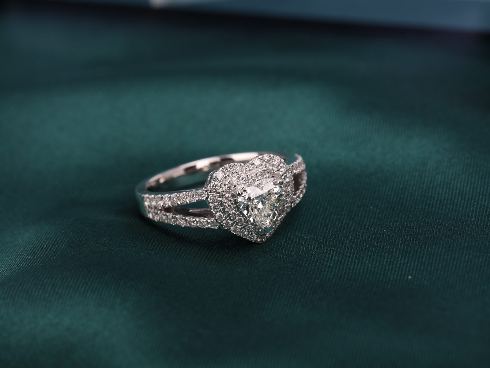 customizable diamond ring, igi certified heart shaped cut diamond, made of 18k gold, a valentine's day gift representing love. customizable diamond ring, igi certified heart shaped cut diamond, made of 18k gold, a valentine's day gift representing love.