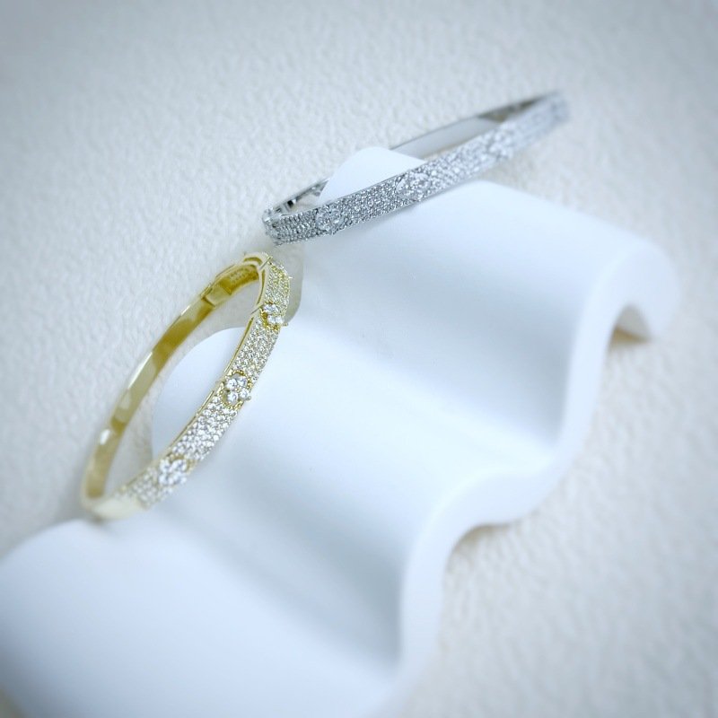 zircon flower bracelet with a sense of design exudes a high end and elegant charm. it is exquisite, fashionable and versatile zircon flower bracelet with a sense of design exudes a high end and elegant charm. it is exquisite, fashionable and versatile