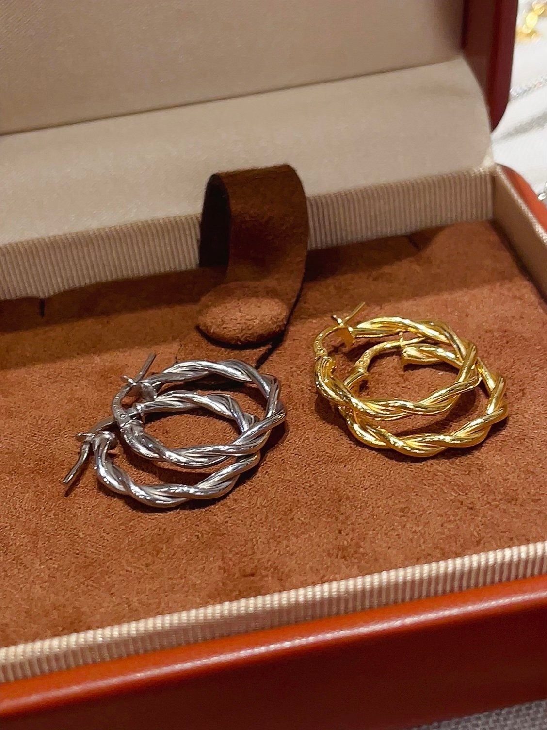 18k gold coating and s925 pure silver, suitable for daily wear and suitable for both men and women. 18k gold coating and s925 pure silver, suitable for daily wear and suitable for both men and women.